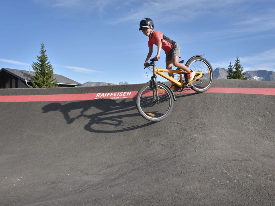 Jugendliche im Bump Park im Raiffeisen Bike Park Aletsch Bettmeralp