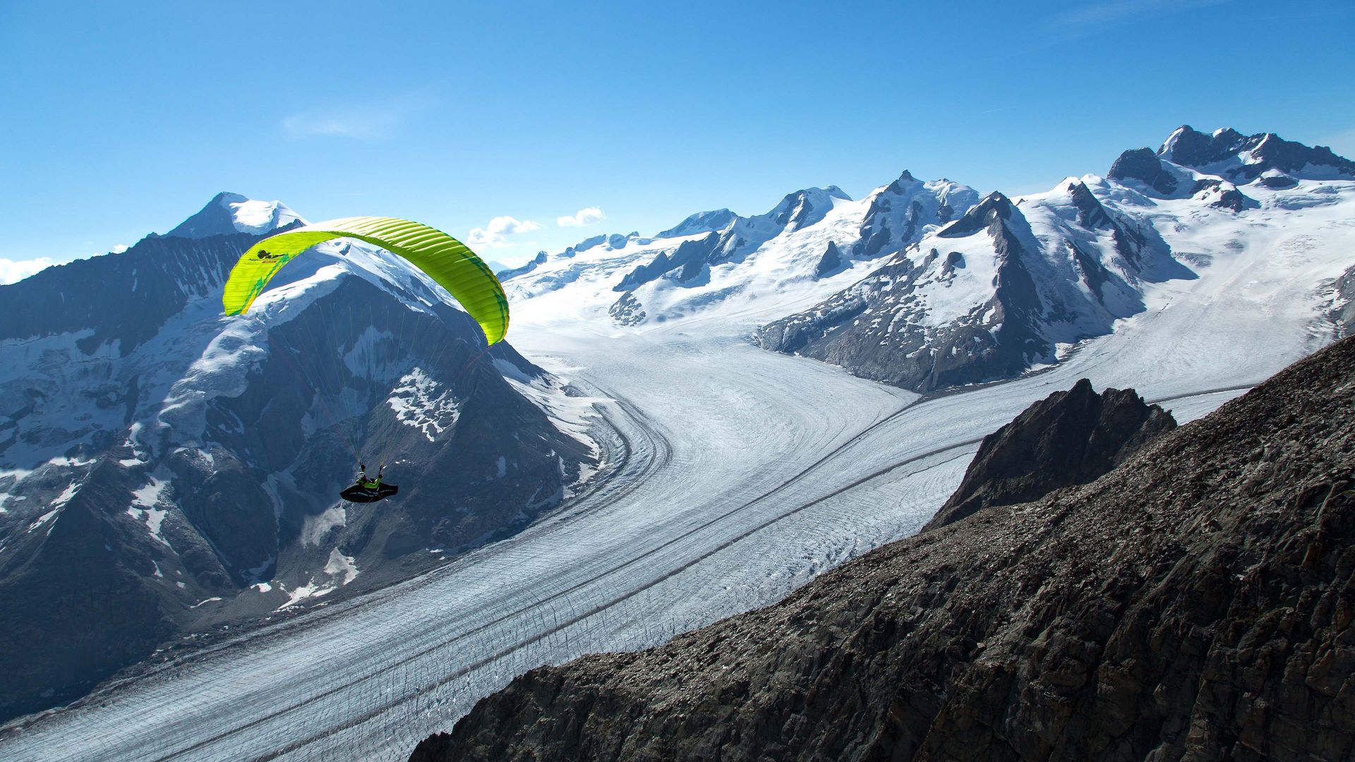 Gleitschirmflieger über dem Grossen Aletschgletscher