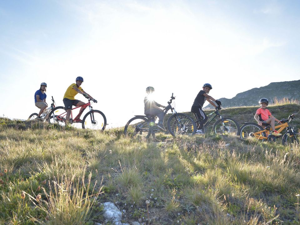 Jugendliche im Flow Trail des Raiffeisen Bike Park Aletsch