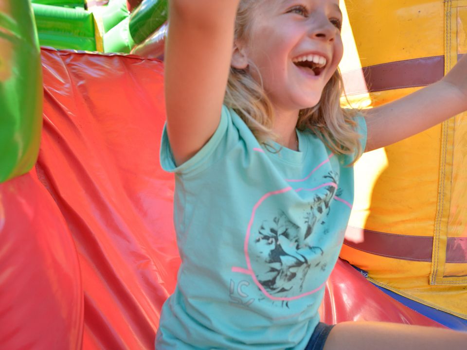 Kinder auf der Hüpfburg im "iische Park"