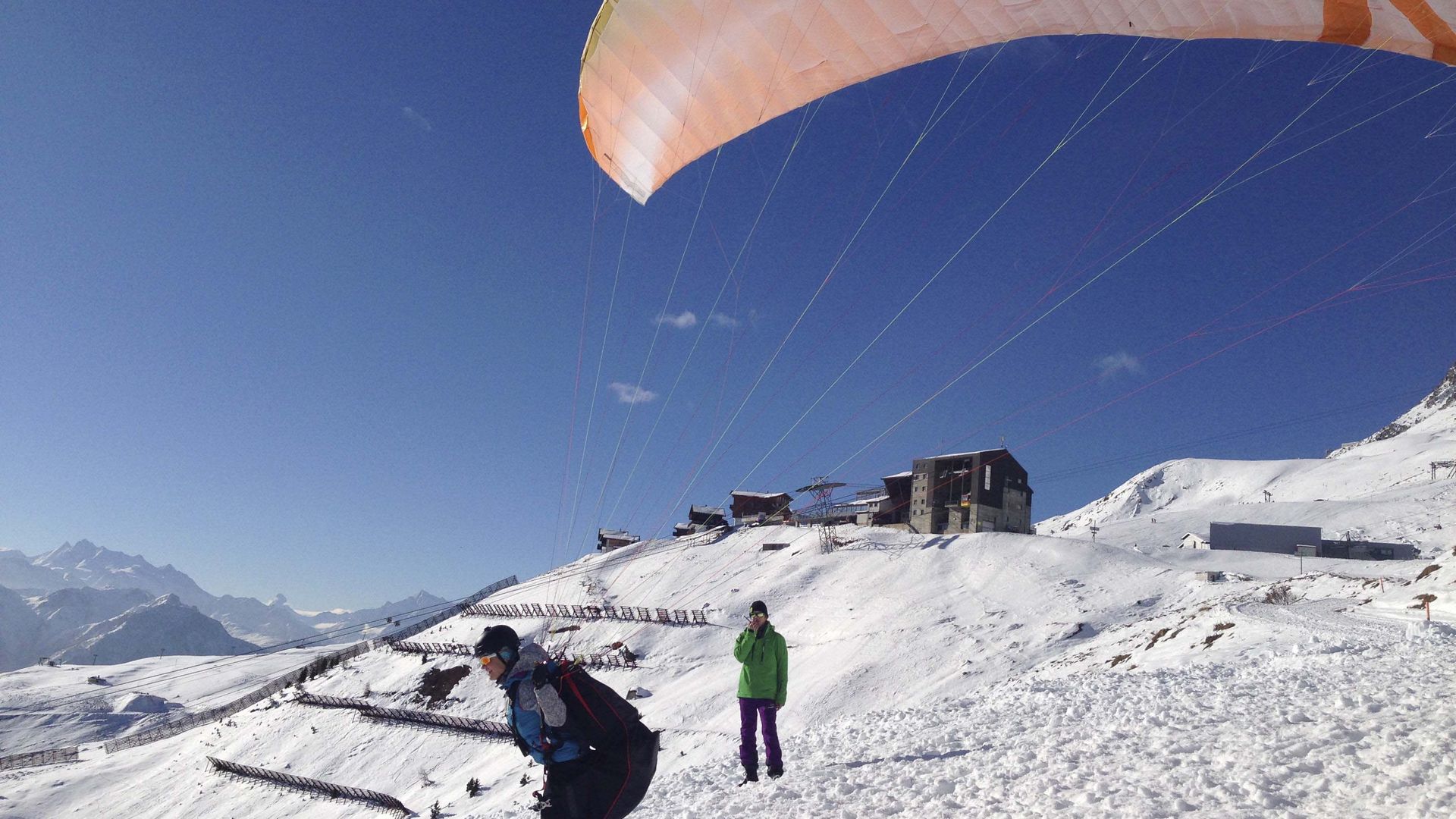 Gleitschirmfliegen im Winter in der Aletsch Arena