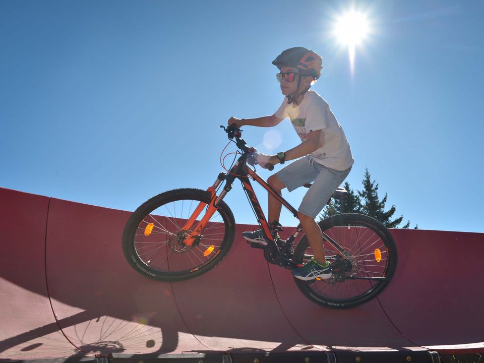 Kinder auf dem Bumptrack im "iische Park"