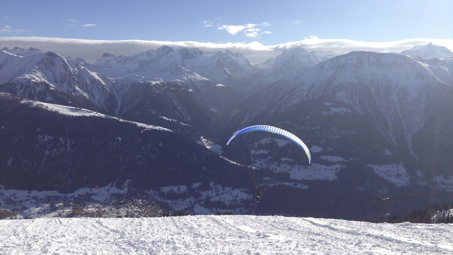 Gleitschirmfliegen im Winter in der Aletsch Arena