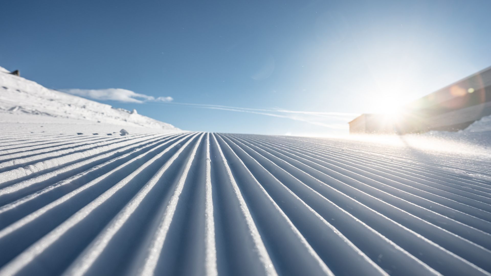 präparierte Piste mit Sonnenschein
